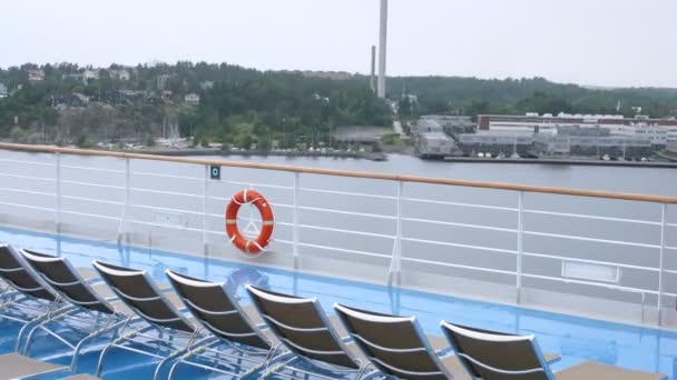 Sunbeds were left alone in cloudy weather, time lapse — Stock Video