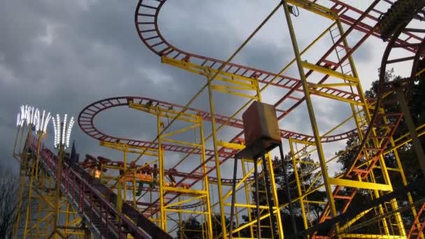 Atração da máquina em VDNH fica contra o céu — Vídeo de Stock