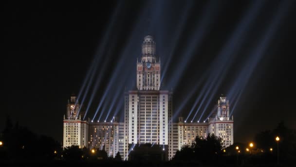 Moscow State University è brillato di notte da proiettori — Video Stock