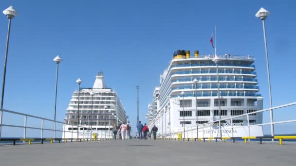 People board cruise liners — Stock Video