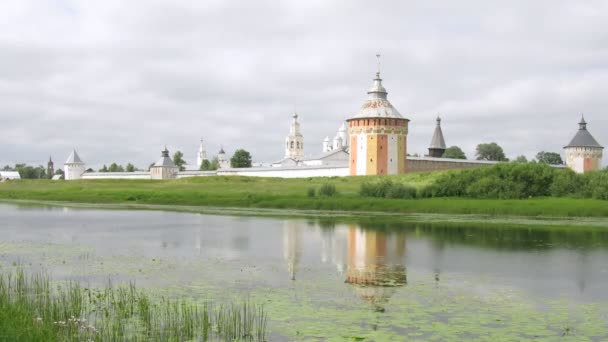 Lugna floden framför spaso prilutskij kloster — Stockvideo