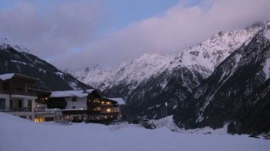 dağlar karşı dağın yamacında Chalets standı
