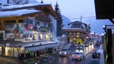 Kayak Ekipmanı moreboards salonu sokak köşesinde duruyor.