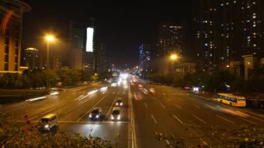 arabaların otoyolda hızla gece guangzhou Köprüsüne git