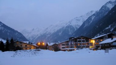 otel piedmont yanında akşam fener ışığında duruyor