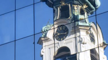 Saat Kulesi Manastırı stiftskirche cam duvara yansıtılır
