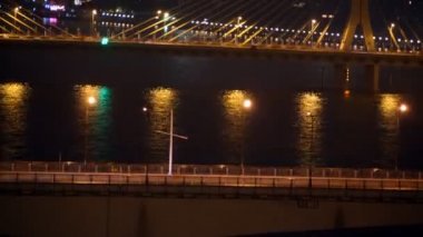 jiangwan köprü ve şehir manzarası duran haiyin köprüsü üzerinde gece arabalar gitmek