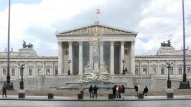 turistler yürüyüş ve are Avusturya Parlamentosu önünde fotoğrafı