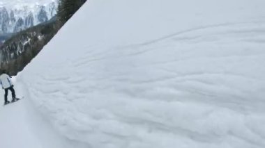 turistler kayaklar üzerinde Bakırlı, aşağı hareket gitmek