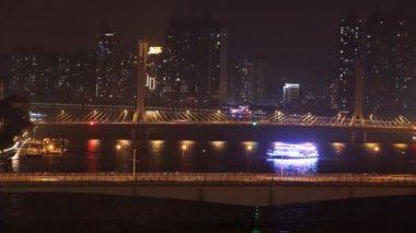 turist Gemisi haiyin köprü yakınında sırayla gece