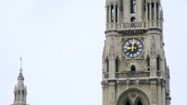 Merkez Kule saati ile ve rathaus küçük kule gökyüzü karşı durmak