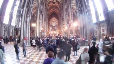turistler kilise stephansdom fotoğrafı