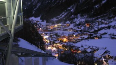 füniküler arabaları yukarı ve aşağı olan yangınlar akşam parlıyordu Vadisi üzerinden gidin.