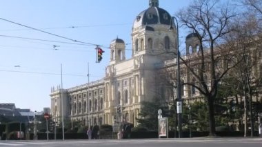 Doğal Tarih Müzesi gitmek insanlar ve arabalar