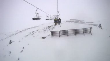 iki kayakçı teleferik üzerinde yukarı doğru gidin ve dağ ve istasyonuna sahiptir.
