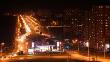 gece otoyolda asfalt benzin istasyonu karşısında işçi yatırmak
