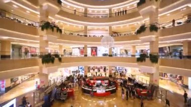 Asansör hareket yukarı ve aşağı doğru alışveriş merkezi afimall şehirde