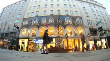 toeristen lopen op centrale wandelstraat van Wenen - kartner strasse