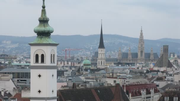 Jeřáb stojan poblíž věže kostelů proti městské krajiny — Stock video
