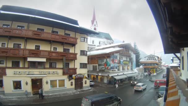 Hotel Tyrol se encuentra cerca de la carretera y tienda — Vídeo de stock