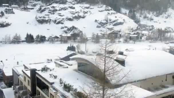 Cottage e alberghi di Soelden sono visibili sotto a valle dalla funivia a guidare verso l'alto — Video Stock