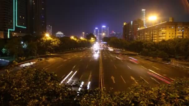 Los coches van en la carretera nocturna de alta velocidad hacia el puente de Guangzhou — Vídeos de Stock