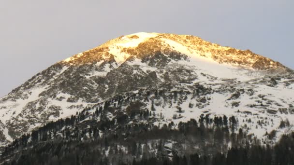 Bergtop op die top stands Kruis is scheen door zon — Stockvideo