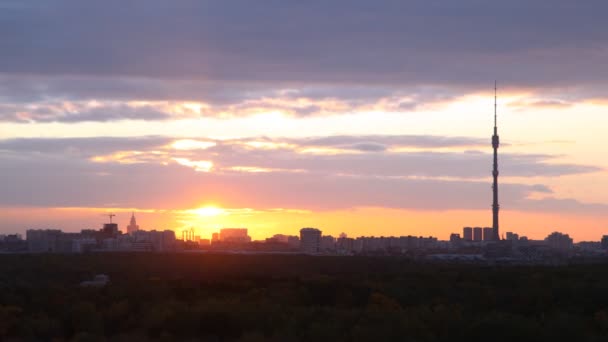 Épületek város- és televíziós torony Ostankino állni naplemente sugarak — Stock videók