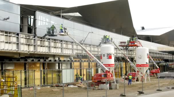 Stavitelé zřídit brýle na rekonstrukce jižního nádraží Südbahnhof — Stock video