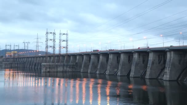 Os carros vão na ponte na noite que é também dique do spillway — Vídeo de Stock