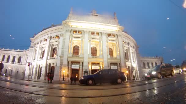 Los coches se acercan al Burgtheater bajo la lluvia — Vídeos de Stock