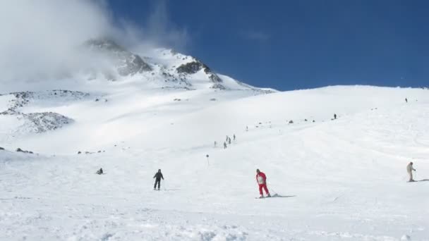 Los esquiadores se vuelven a la pendiente de la montaña Tiefenbachkogl — Vídeos de Stock