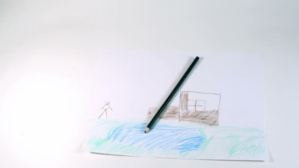 Два детских рисунка - семья и дом нарисованы цветными карандашами — стоковое видео
