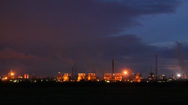 Fábrica de fósforo es brillo por linternas contra el cielo nocturno en la distancia — Vídeo de stock