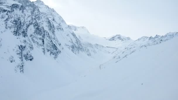 Die Hänge der Berge und die Stromleitung sind von der Seilbahn aus sichtbar, die sich nach oben bewegt — Stockvideo