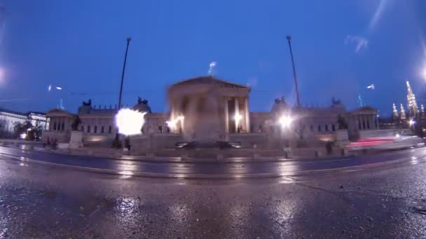 Carros se aproximam do Parlamento vienense quando está chovendo — Vídeo de Stock