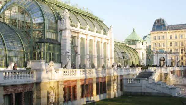 人们走在 palmenhaus 的座落在霍夫堡宫公园 — 图库视频影像