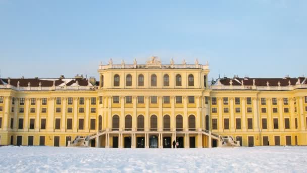 Παλάτι στέκεται shined ξύλινα δοκάρια του ηλιοβασιλέματος — Αρχείο Βίντεο