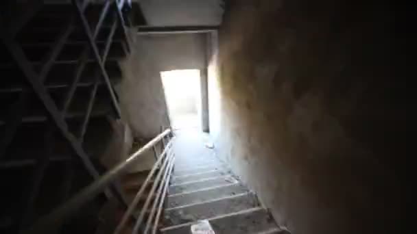 Conducir hacia abajo en las escaleras de la casa en construcción a la obra — Vídeo de stock