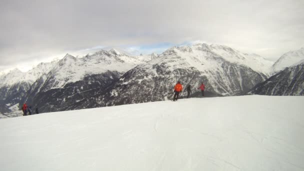 Sciatori andare sulle montagne pista da sci Tiefenbach — Video Stock