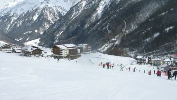 Mensen gaan naar boven op ski's door middel van touw-weg op een ski-oord in de vallei — Stockvideo