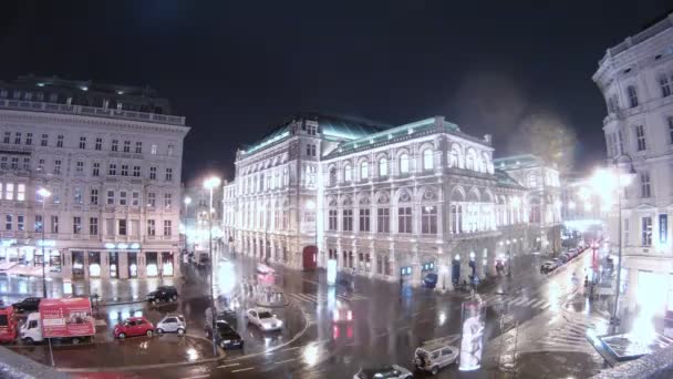 Building of Viennese State opera stands in rain on crossroads — Stock Video