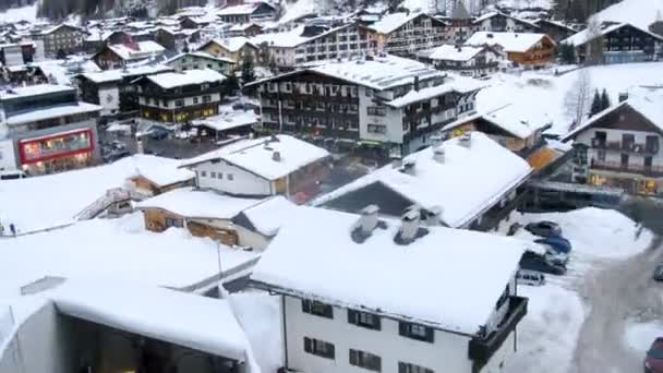 Lanovka, letí nahoru nad údolí a domy — Stock video