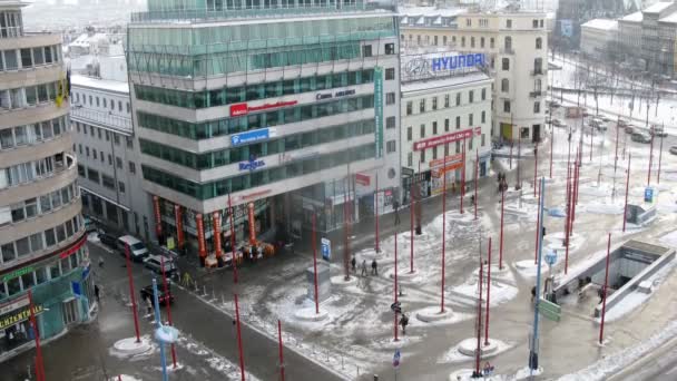 Trading house står mot staden landskap inte långt från kyrkan maria vom belägring — Stockvideo