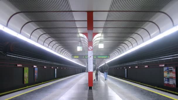 Los pasajeros esperan el tren en el andén en metro — Vídeo de stock