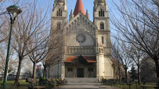 在维也纳弗朗茨 · 冯 · assizi 教堂前走的人 — 图库视频影像