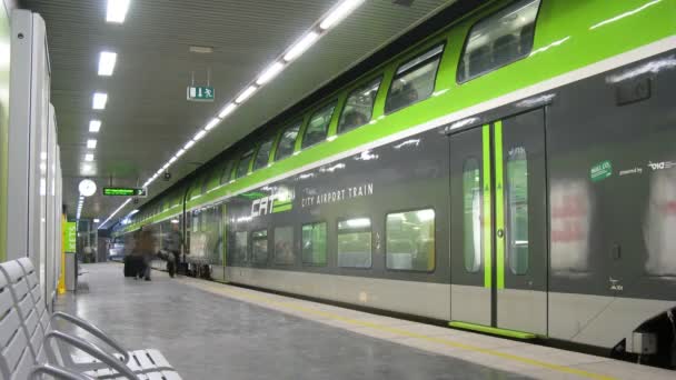 Tren va al aeropuerto desde la plataforma de la estación — Vídeo de stock