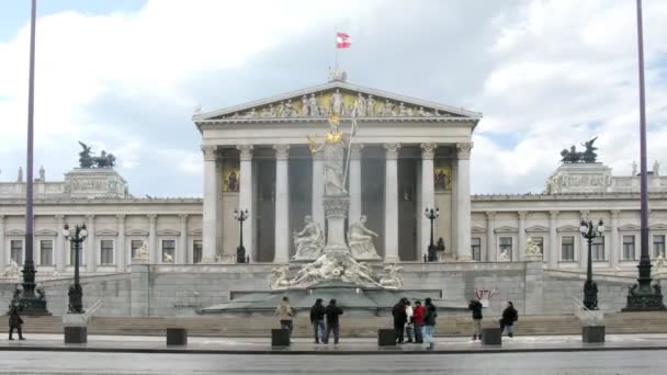 Turister går tur og fotograferes foran Østerrikes parlament. – stockvideo