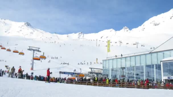 Människor vänta nära station av rep-kö i zon skidåkning av bergsluttning — Stockvideo