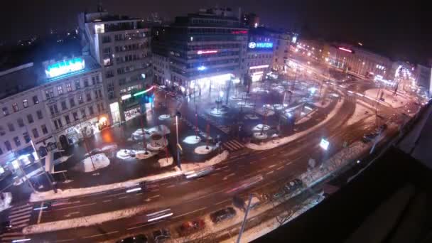 Coches va en Mariahilfer Strasse en la noche — Vídeos de Stock